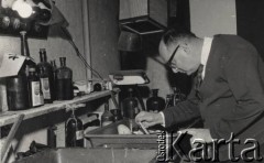 brak daty, Opole, Polska
Stanisław Bober w swojej ciemni fotograficznej.
Fot. Stanisław Bober, kolekcję udostępniły Danuta Mordal i Ewa Szafrańska; zbiory Ośrodka KARTA 

