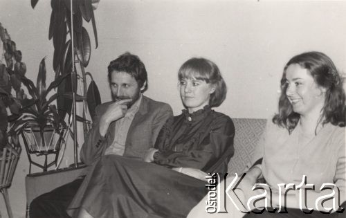 15.01.1983, Skierniewice, Polska.
 Zbigniew Janas podczas ukrywania się w okresie stanu wojennego. Obok Z.Janasa jego łączniczka Jolanta Polakowska-Meszka (zm. 2005), pierwsza z prawej: NN. Opis Zbigniewa Janasa: 