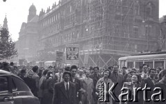 23.10.1956, Budapeszt, Węgry.
Rewolucja węgierska - pochód studentów węgierskich pod pomnik Bema w Budapeszcie. Demonstranci niosą godło Polski.
Fot. Marian Dudziński, zbiory Ośrodka KARTA