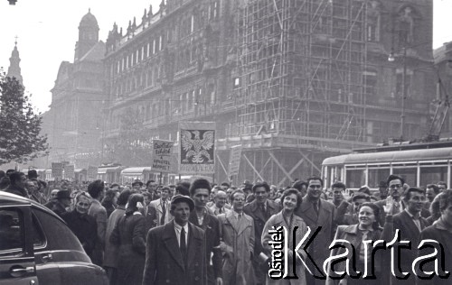 23.10.1956, Budapeszt, Węgry.
Rewolucja węgierska - pochód studentów węgierskich pod pomnik Bema w Budapeszcie. Demonstranci niosą godło Polski.
Fot. Marian Dudziński, zbiory Ośrodka KARTA