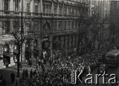 23.10.1956, Budapeszt, Węgry.
Rewolucja węgierska - pochód studentów węgierskich pod pomnik Bema w Budapeszcie.
Fot. Marian Dudziński, zbiory Ośrodka KARTA