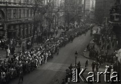 23.10.1956, Budapeszt, Węgry.
Rewolucja węgierska - pochód studentów węgierskich pod pomnik Bema w Budapeszcie.
Fot. Marian Dudziński, zbiory Ośrodka KARTA