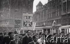 23.10.1956, Budapeszt, Węgry.
Rewolucja węgierska - pochód studentów węgierskich pod pomnik Bema w Budapeszcie. Demonstranci niosą godło Polski.
Fot. Marian Dudziński, zbiory Ośrodka KARTA