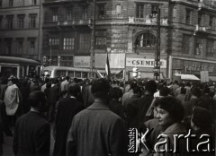 23.10.1956, Budapeszt, Węgry.
Rewolucja węgierska - pochód studentów węgierskich udaje się pod pomnik Bema w Budapeszcie.
Fot. Marian Dudziński, zbiory Ośrodka KARTA