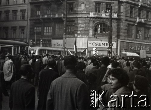 23.10.1956, Budapeszt, Węgry.
Rewolucja węgierska - pochód studentów węgierskich udaje się pod pomnik Bema w Budapeszcie.
Fot. Marian Dudziński, zbiory Ośrodka KARTA