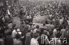 23.10.1956 - 4.11.1956, Budapeszt, Węgry.
Rewolucja węgierska - tłum niszczy pomnik Stalina na jednej z ulic Budapesztu.
Fot. Marian Dudziński, zbiory Ośrodka KARTA