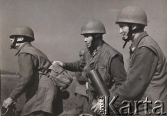 Lata 40-te, Szkocja, Anglia.
Polskie Siły Zbrojne na Zachodzie - żołnierze z moździerzami. Podpis na odwrocie: 