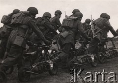 Lata 40-te, Szkocja, Anglia.
Polskie Siły Zbrojne na Zachodzie - 1 Samodzielna Brygada Spadochronowa. Żołnierze prowadzą zmotoryzowane hulajnogi.
Fot. NN, zbiory Ośrodka KARTA, udostępnili Katarzyna i Tomasz Krzywiccy
