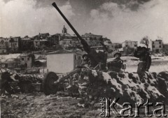 Po grudniu 1943, Włochy.
Działania 2 Korpusu Polskiego.  Żołnierze przy dziale oraz żołnierz obserwujący teren przez lornetkę. W oddali widoczna jest panorama włoskiego miasteczka. 
Fot. NN, zbiory Ośrodka KARTA, udostępnili Katarzyna i Tomasz Krzywiccy