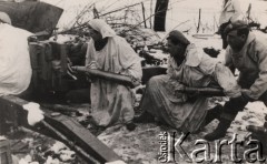 Po grudniu 1943, Włochy.
Działania 2 Korpusu Polskiego. Załadunek nabojów. Napis na odwrocie: 