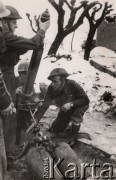 Po grudniu 1943, Włochy.
Polskie Siły Zbrojne na Zachodzie - działania 2 Korpusu Polskiego. Załadunek nabojów do moździerza. Podpis na odwrocie: 
