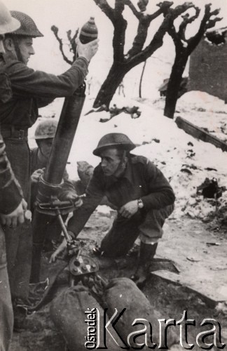 Po grudniu 1943, Włochy.
Polskie Siły Zbrojne na Zachodzie - działania 2 Korpusu Polskiego. Załadunek nabojów do moździerza. Podpis na odwrocie: 