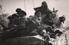 Maj 1944, Monte Cassino, Włochy.
Walki 2 Korpusu Polskiego pod Monte Cassino, żołnierze na czołgu, podpis na odwrocie: 