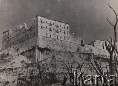 18.05. 1944, Monte Cassino, Włochy.
Ruiny klasztoru widziane poprzez okaleczone kikuty posiekanych pociskami drzew. 
Fot. NN, zbiory Ośrodka KARTA, udostępnili Katarzyna i Tomasz Krzywiccy