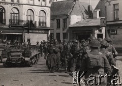 Wrzesień 1944 - kwiecień 1945, Holandia.
Polskie Siły Zbrojne na Zachodzie - żołnierze prowadzą jeńców wojennych przez rynek holenderskiego miasteczka. 
Fot. NN, zbiory Ośrodka KARTA, udostępnili Katarzyna i Tomasz Krzywiccy