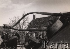 Wrzesień 1944 - kwiecień 1945, Holandia.
Polskie Siły Zbrojne na Zachodzie - 1 Dywizja Pancerna. Żołnierze przy sprzęcie wojskowym. Na drugim planie widoczne są domy i drzewa. Podpis na odwrocie: 