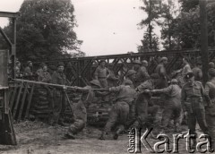 Wrzesień 1944 - kwiecień 1945, Holandia.
Polskie Siły Zbrojne na Zachodzie - 1 Dywizja Pancerna. Saperzy naprawiają  most.
Fot. NN, zbiory Ośrodka KARTA, udostępnili Katarzyna i Tomasz Krzywiccy