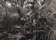 Wrzesień 1944 - kwiecień 1945, Holandia.
Polskie Siły Zbrojne na Zachodzie - 1 Dywizja Pancerna. Żołnierze przy sprzęcie wojskowym odbitym w czasie walki wojskom niemieckim. Podpis na odwrocie: 