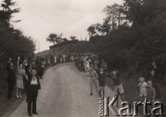Lata 40-te, Francja.
Polskie Siły Zbrojne na Zachodzie - aplauz Francuzów wywołany przybyciem polskich żołnierzy. Podpis na odwrocie: 