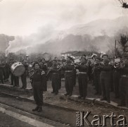 13.12.1945, godz. 8.00, Włochy.
Powrót żołnierzy Polskich Sił Zbrojnych do Polski. Ceremonia pożegnalna na dworcu kolejowym z udziałem Polskiej Orkiestry Wojskowej. Uroczyste odegranie Hymnu Narodowego. W oddali widoczny jest pejzaż górski.
Fot. NN, zbiory Ośrodka KARTA, udostępnili Katarzyna i Tomasz Krzywiccy