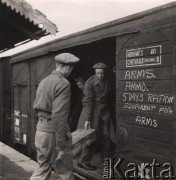 Grudzień 1945, Cervinara k/Neapolu, Włochy.
Powrót żołnierzy Polskich Sił Zbrojnych do Polski. Załadunek pudeł z bronią do wagonów pociągu. Na wagonie widoczne są informacje dotyczące transportowanego ekwipunku wojskowego, m.in. broń, amunicja, racje żywnościowe. 
Fot. NN, zbiory Ośrodka KARTA, udostępnili Katarzyna i Tomasz Krzywiccy