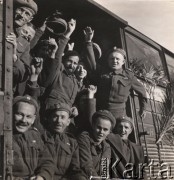 Grudzień 1945, Włochy.
Powrót żołnierzy Polskich Sił Zbrojnych do Polski. Entuzjazm polskich żołnierzy wracających pociągiem do kraju. Widoczne są kwiaty przytwierdzone do wagonu pociągu. 
Fot. NN, zbiory Ośrodka KARTA, udostępnili Katarzyna i Tomasz Krzywiccy