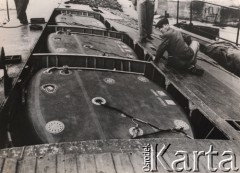 Lata 40-te, brak miejsca.
Trzy zbiorniki paliwa.
Fot. NN, zbiory Ośrodka KARTA, udostępnili Katarzyna i Tomasz Krzywiccy