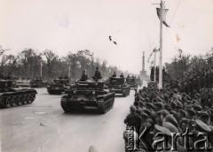 22.07.1945, Berlin, Niemcy.
Przejazd czołgów podczas Wielkiej Zwycięskiej Defilady, w której uczestniczył Winston Churchill. Na pierwszym planie - żołnierze obserwujący defiladę, w oddali widoczna jest Siegessaule - pruska kolumna zwycięstwa.  
Fot. NN, zbiory Ośrodka KARTA, udostępnili Katarzyna i Tomasz Krzywiccy