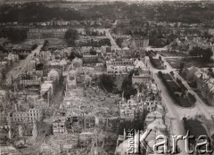 Lata 40-te, Koblencja, Niemcy.
Widok z góry na miasto zniszczone po bombardowaniu - na pierwszym planie widoczne są ruiny domów mieszkalnych oraz ulice podryte gruzem.
Fot. NN, zbiory Ośrodka KARTA, udostępnili Katarzyna i Tomasz Krzywiccy