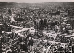 Lata 40-te, Stuttgart, Niemcy.
Widok z góry na miasto zniszczone po bombardowaniu - na pierwszym planie widoczne są m.in. ruiny zabudowy miejskiej oraz częściowo zniszczony kościół.
Fot. NN, zbiory Ośrodka KARTA, udostępnili Katarzyna i Tomasz Krzywiccy