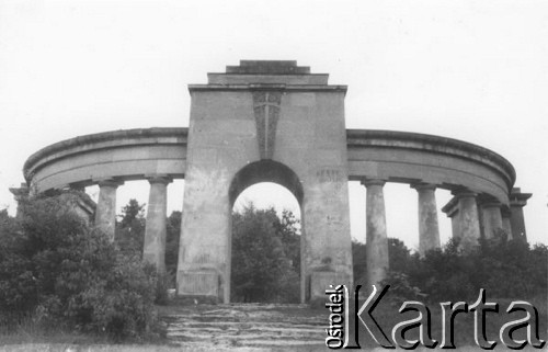 1969, Lwów, Ukraińska SRR, ZSRR.
Zdewastowany Cmentarz Obrońców Lwowa, widok kolumnady.
Fot. Zdzisław Najder, zbiory Ośrodka KARTA, udostępnił Zdzisław Najder

