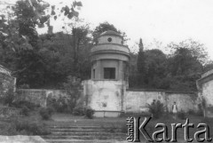 1969, Lwów, Ukraińska SRR, ZSRR.
Zdewastowany Cmentarz Obrońców Lwowa, widok kaplicy Obrońców Lwowa.
Fot. Zdzisław Najder, zbiory Ośrodka KARTA, udostępnił Zdzisław Najder
