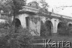 1969, Lwów, Ukraińska SRR, ZSRR.
Zdewastowany Cmentarz Obrońców Lwowa, katakumby.
Fot. Zdzisław Najder, zbiory Ośrodka KARTA, udostępnił Zdzisław Najder
