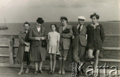 Lipiec 1947, Sopot, Polska.
Zdzisław Najder (1. z prawej) z rodziną; obok Z. Najdera jego rodzice Józefa i Franciszek.
Fot. NN, kolekcja Zdzisława Najdera, zbiory Ośrodka KARTA.