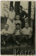 Pierwsza połowa lat 30., Polska.
Rodzina Zdzisława Najdera; 1. z lewej stoi jego matka Józefa, na dole w środku ojciec Franciszek z synem na baranach.
Fot. NN, kolekcja Zdzisława Najdera, zbiory Ośrodka KARTA.