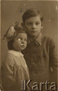Druga połowa lat 30., brak miejsca.
Zdzisław Najder z siostrą.
Fot. NN, kolekcja Zdzisława Najdera, zbiory Ośrodka KARTA.