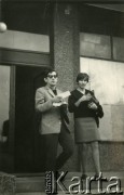 13.10.1967, brak miejsca.
Zdzisław Najder z żoną Haliną przed odjazdem do Davis.
Fot. NN, kolekcja Zdzisława Najdera, zbiory Ośrodka KARTA.