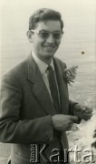 Lata 60., brak miejsca.
Zdzisław Najder nad morzem.
Fot. NN, kolekcja Zdzisława Najdera, zbiory Ośrodka KARTA.