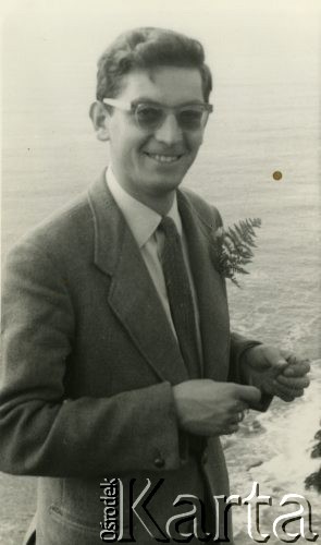 Lata 60., brak miejsca.
Zdzisław Najder nad morzem.
Fot. NN, kolekcja Zdzisława Najdera, zbiory Ośrodka KARTA.