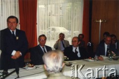 7.09.1989, Dusseldorf, Niemcy.
4-dniowa wizyta Lecha Wałęsy w Niemczech (6-9.09.1989). W rozmowach z DGB (Niemieckie Zrzeszenie Związków Zawodowych) uczestniczą Lech Wałęsa (stoi), Zdzisław Najder (pod oknem), z tyłu od prawej: Kazimierz Wóycicki i Władysław Frasyniuk.
Fot. NN, kolekcja Zdzisława Najdera, zbiory Ośrodka KARTA.