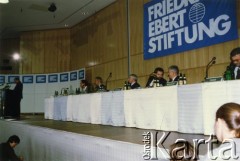 7.09.1989, Bonn, Niemcy.
4-dniowa wizyta Lecha Wałęsy w Niemczech (6-9.09.1989). Konferencja, w której uczestniczą (od prawej): Krzysztof Pusz, Zdzisław Najder i Kazimierz Wóycicki.
Fot. NN, kolekcja Zdzisława Najdera, zbiory Ośrodka KARTA.