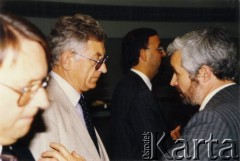 7.09.1989, Niemcy.
4-dniowa wizyta Lecha Wałęsy w Niemczech (6-9.09.1989). Zdzisław Najder (z lewej) rozmawia z Janem Krzysztofem Bieleckim.
Fot. NN, kolekcja Zdzisława Najdera, zbiory Ośrodka KARTA.