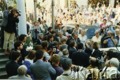 8.09.1989, Bonn, Niemcy.
4-dniowa wizyta Lecha Wałęsy w Niemczech (6-9.09.1989). Towarzyszą mu Jan Krzysztof Bielecki, Kazimierz Wóycicki, Władysław Frasyniuk i Zdzisław Najder (w tłumie przed Starym Ratuszem).
Fot. NN, kolekcja Zdzisława Najdera, zbiory Ośrodka KARTA.
