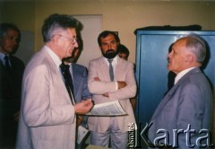 15.07.1990, Stalowa Wola, Polska.
Zdzisław Najder (z lewej) w towarzystwie mężczyzn.
Fot. NN, kolekcja Zdzisława Najdera, zbiory Ośrodka KARTA.