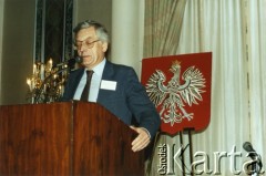 Październik 1990, Nowy Jork, Stany Zjednoczone.
Zdzisław Najder na konferencji 