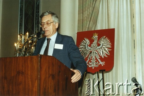 Październik 1990, Nowy Jork, Stany Zjednoczone.
Zdzisław Najder na konferencji 
