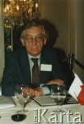 Październik 1990, Nowy Jork, Stany Zjednoczone.
Zdzisław Najder na konferencji 