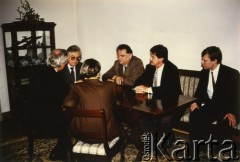 5.04.1991, brak miejsca.
Spotkanie w gabinecie. Od lewej przodem: Zdzisław Najder, Jan Olszewski. Tyłem: Helmut Becker. 
Fot. NN, kolekcja Zdzisława Najdera, zbiory Ośrodka KARTA.