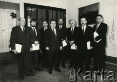 Lato 1991, Warszawa, Polska.
Komitet Doradczy Prezydenta RP. Od lewej: NN, NN, Jan Winiecki, Lech Wałęsa, Antoni Macierewicz, Zdzisław Najder, Wojciech Włodarczyk, Jan Olszewski.
Fot. NN, kolekcja Zdzisława Najdera, zbiory Ośrodka KARTA.