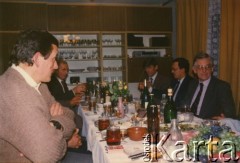 16.09.1991, Werbkowice k. Hrubieszowa, Polska.
Spotkanie po zakończonej uroczystości odsłonięcia pomnika upamiętniającego bitwę w 1920 r. 1. z prawej Zdzisław Najder.
Fot. NN, kolekcja Zdzisława Najdera, zbiory Ośrodka KARTA.
